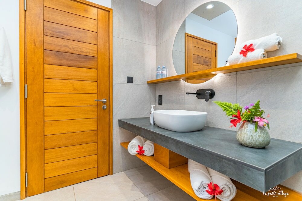 Фото Le Petit Village Hotel