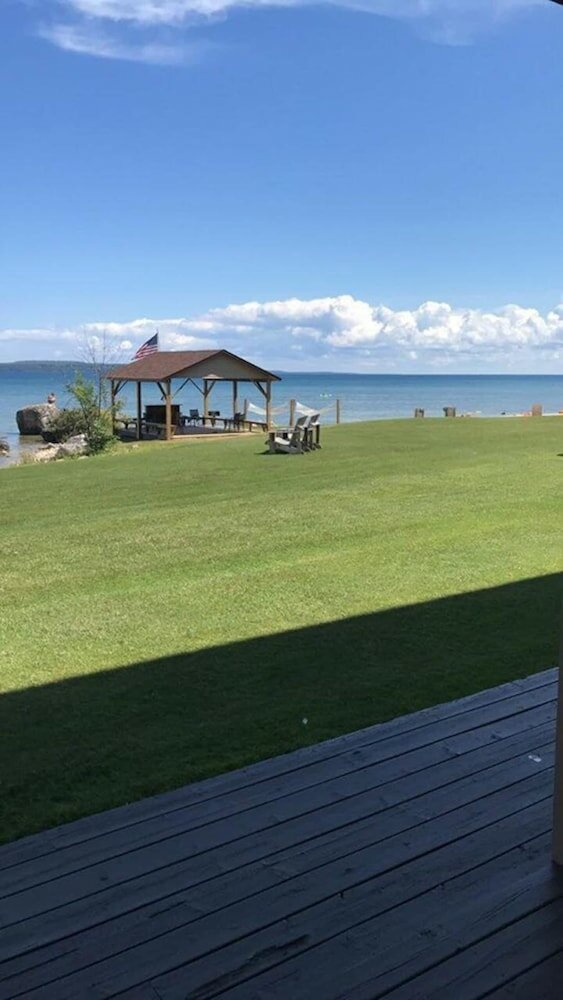 Фото Bavarian Haus Lakefront Inn