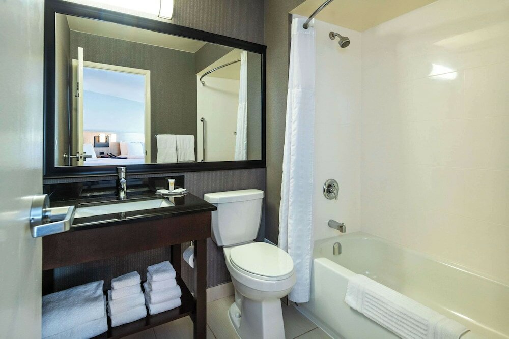 Фото Comfort Inn Hwy 401