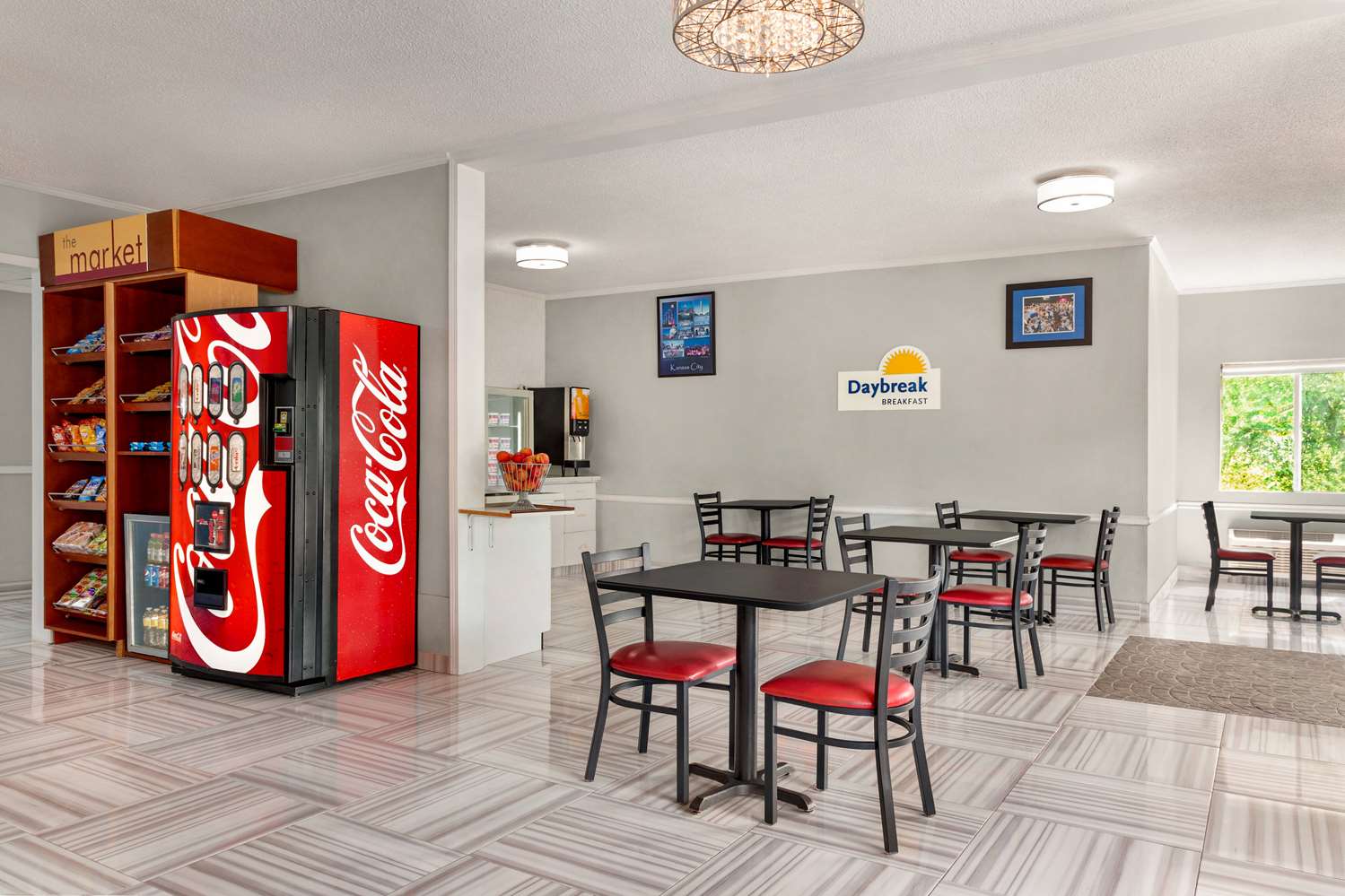 Фото Days Inn by Wyndham Kansas City International Airport