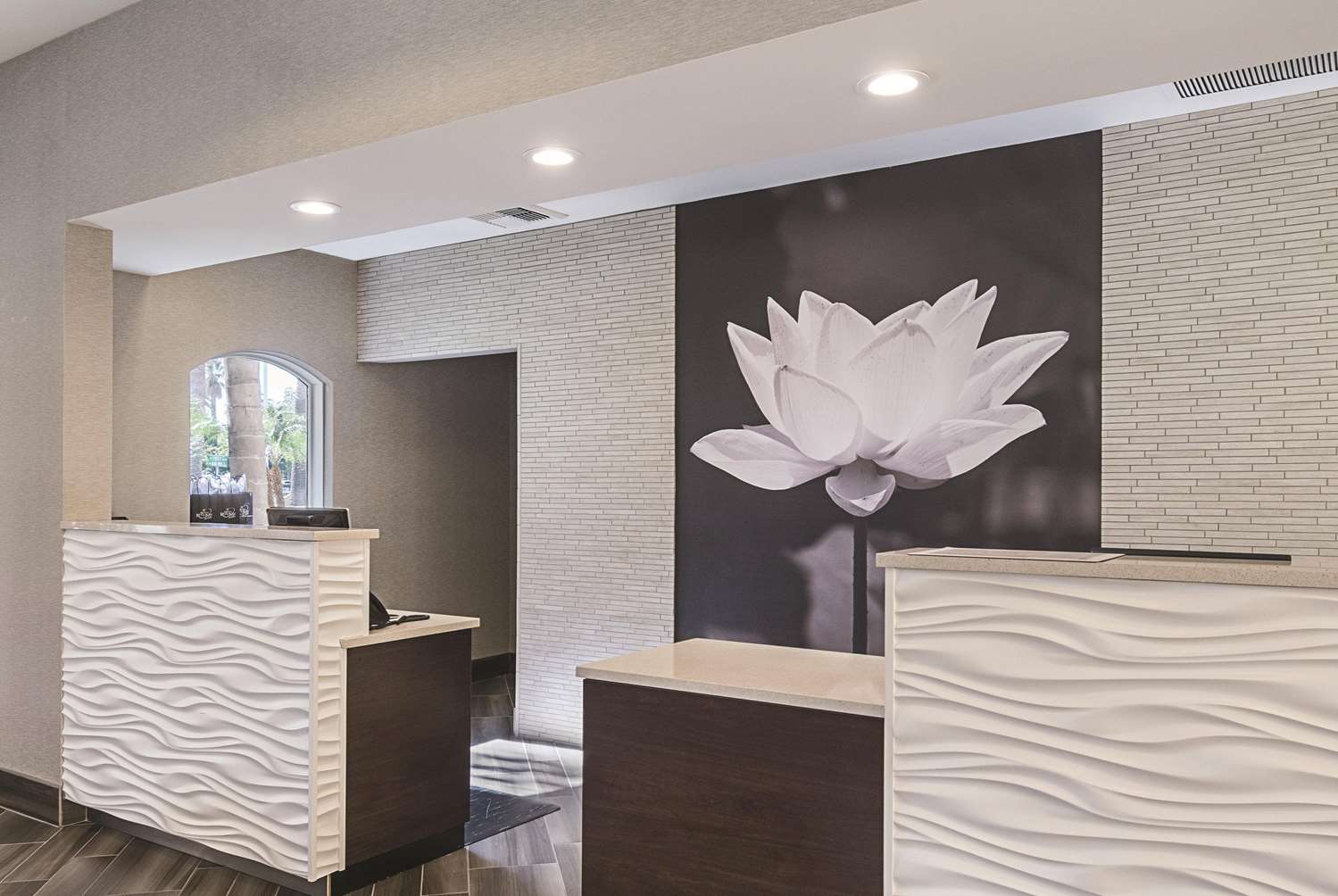 Фото La Quinta Inn & Suites by Wyndham Ontario Airport