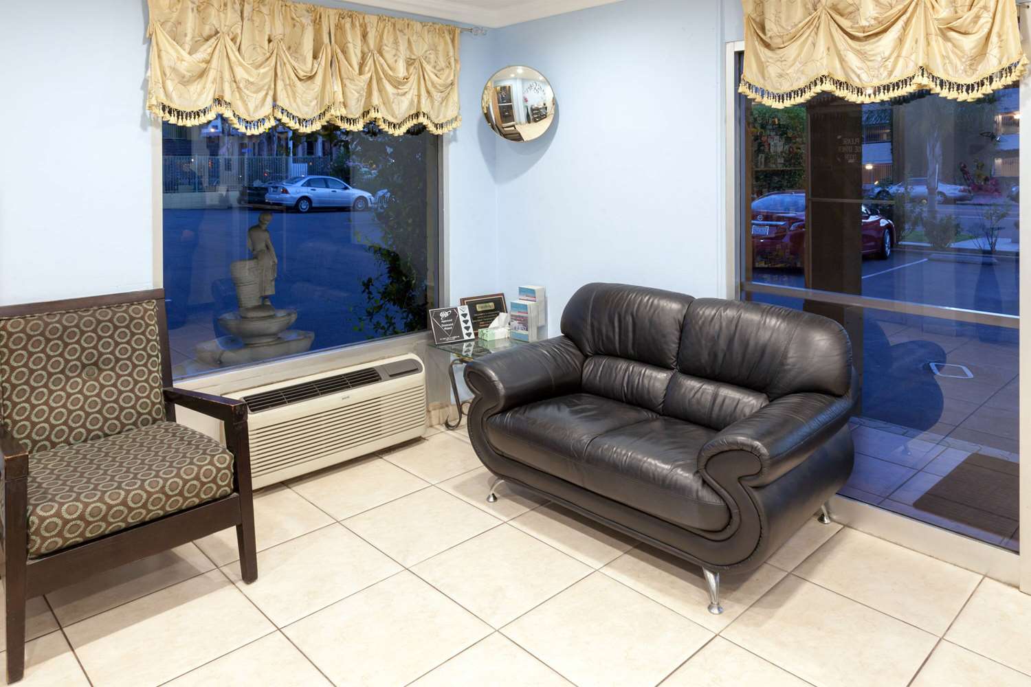 Фото Travelodge by Wyndham Long Beach Convention Center