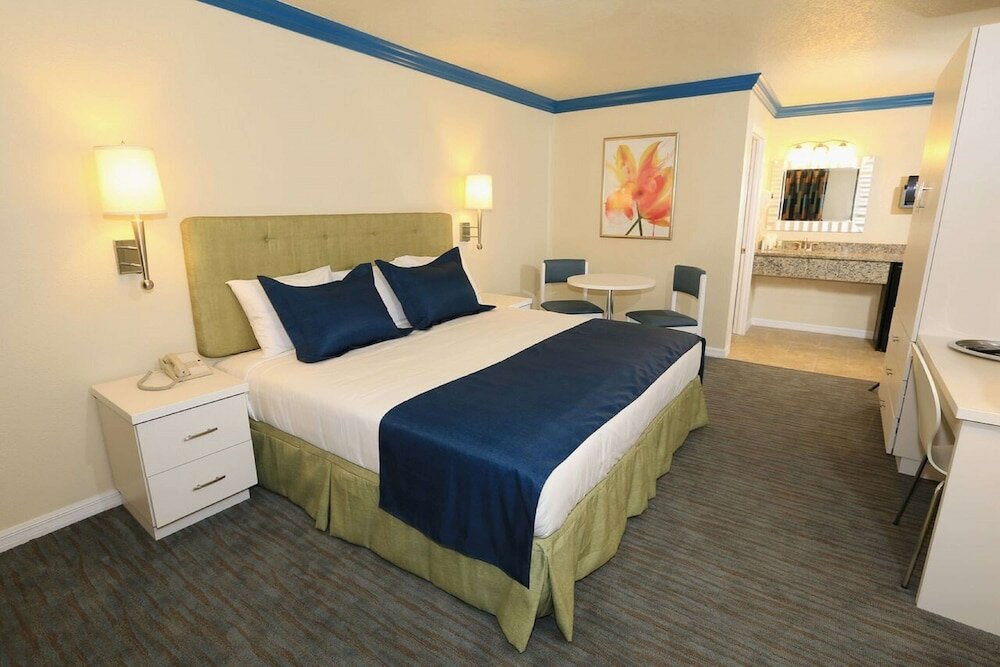 Фото SureStay Plus by Best Western Orlando International Drive