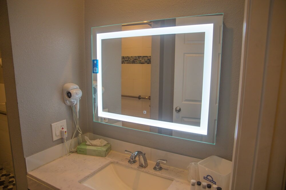 Фото Days Inn by Wyndham Redwood City