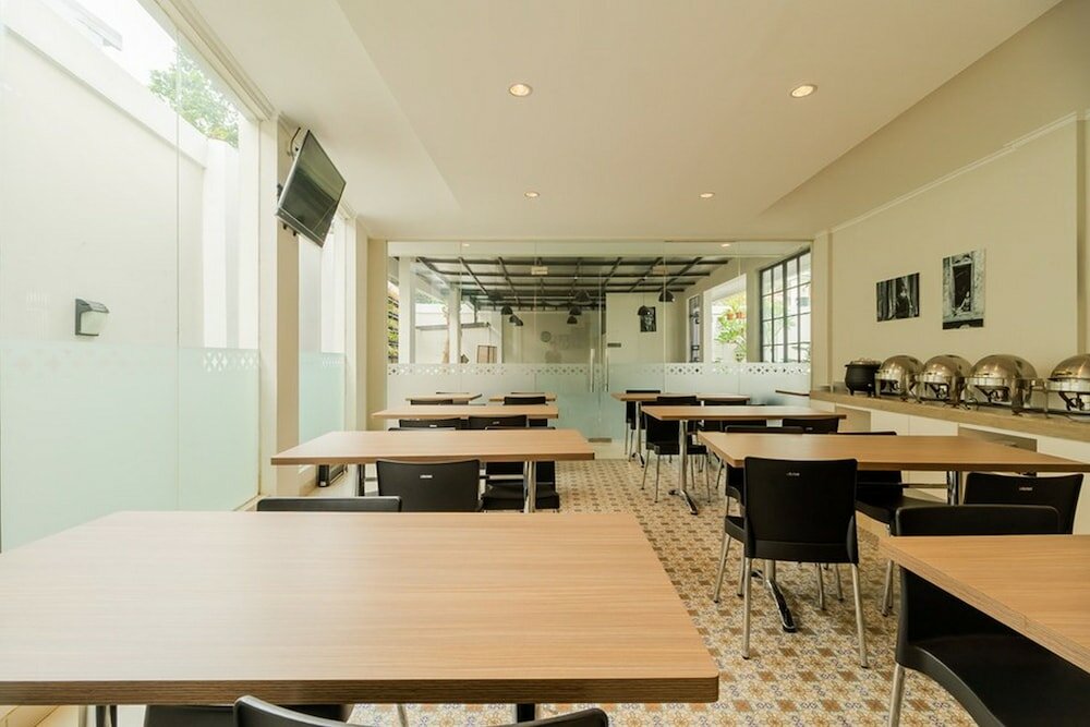 Фото RedDoorz Plus near Lippo Mall Kemang 2