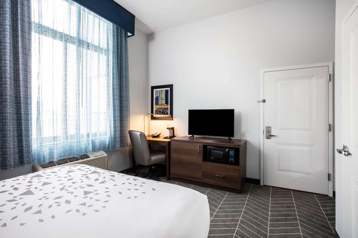 Фото La Quinta Inn and Suites by Wyndham Long Island City