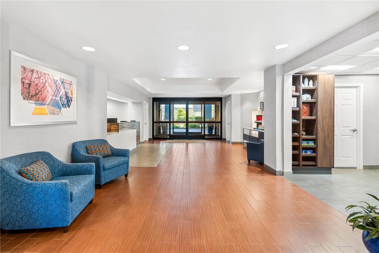 Фото Hampton Inn & Suites Lathrop