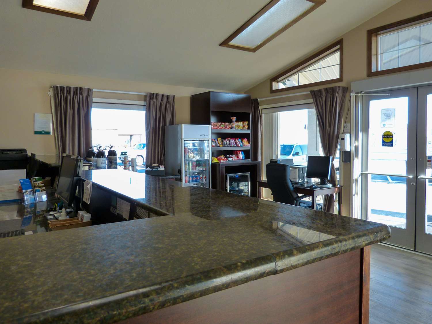 Фото Rodeway Inn & Suites