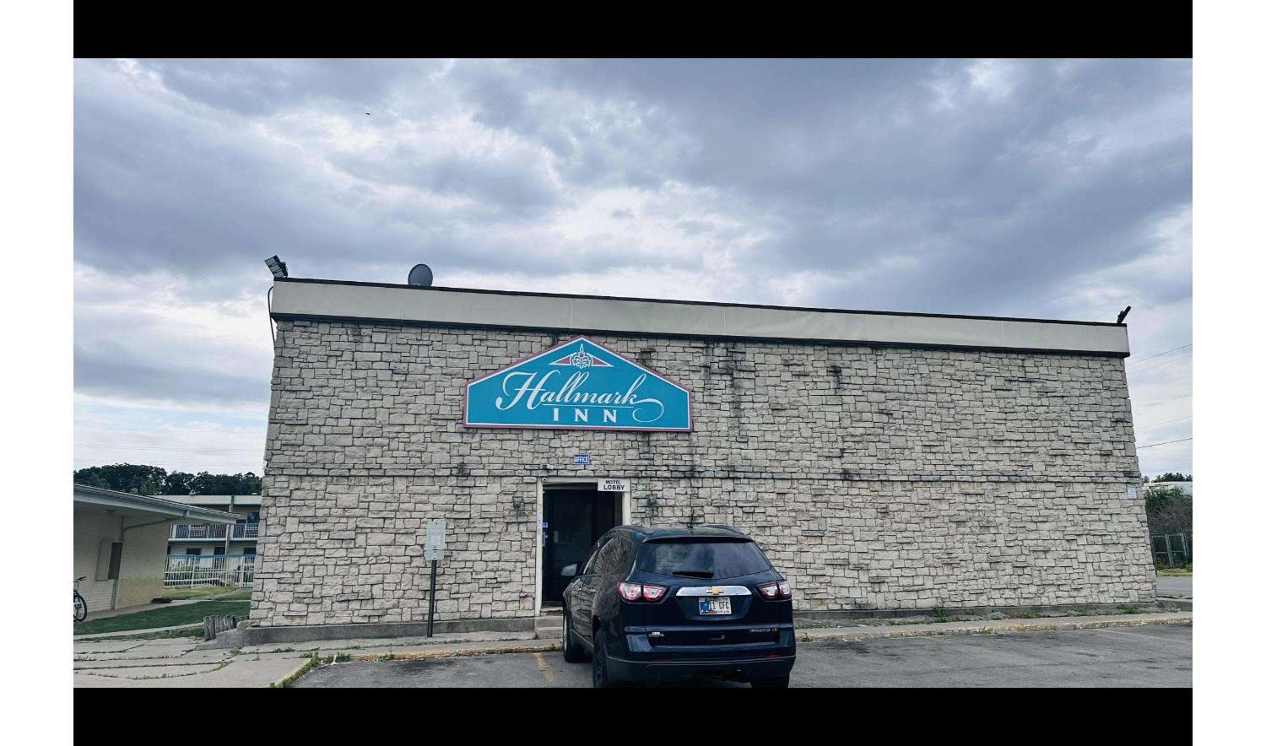 Фото Hallmark Inn by Oyo Fort Wayne