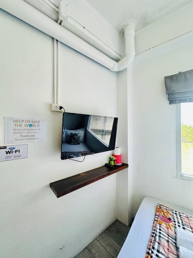 Фото The Port Hostel by Suwatchai
