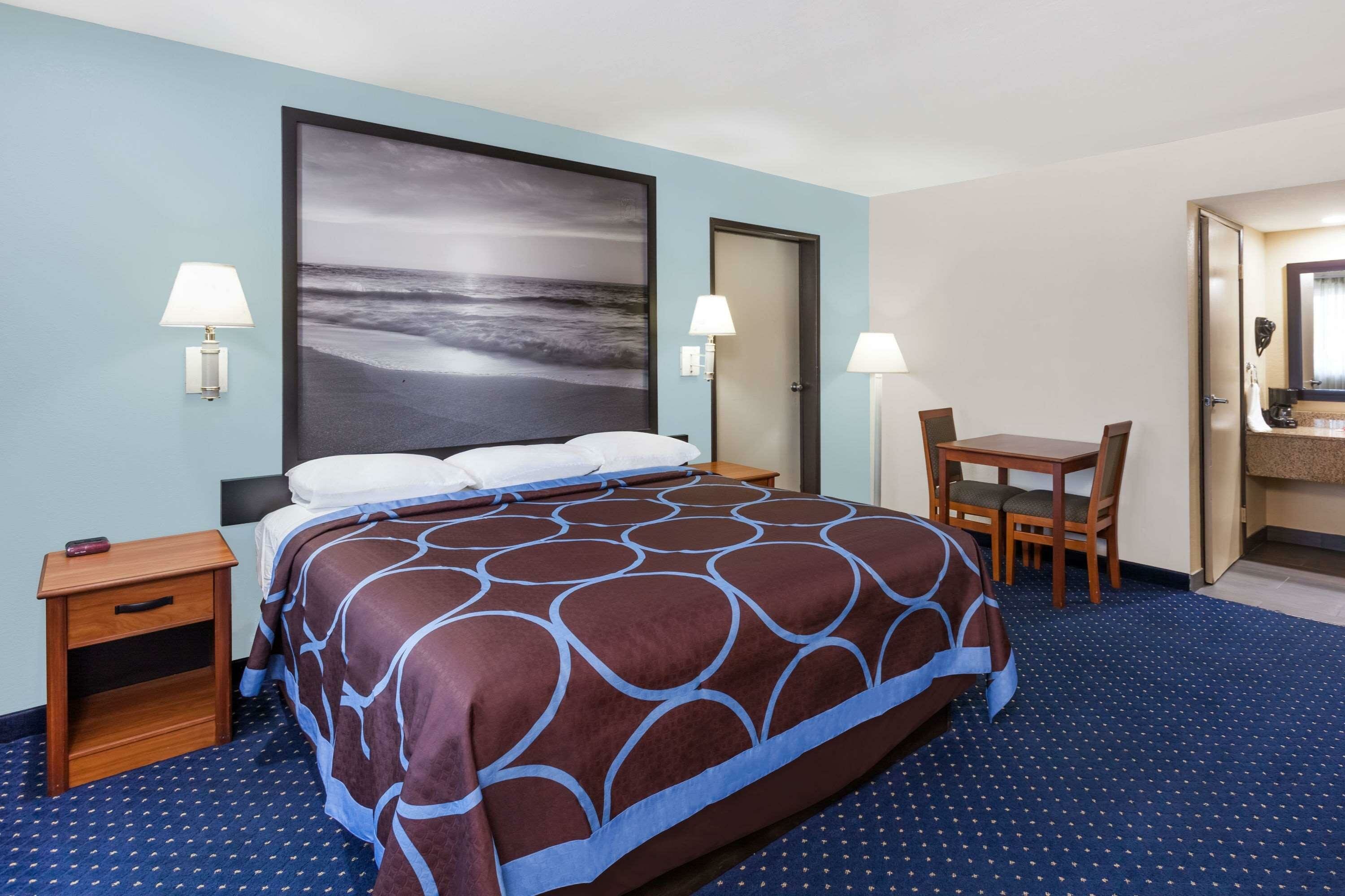 Фото Super 8 by Wyndham El Cajon/San Diego