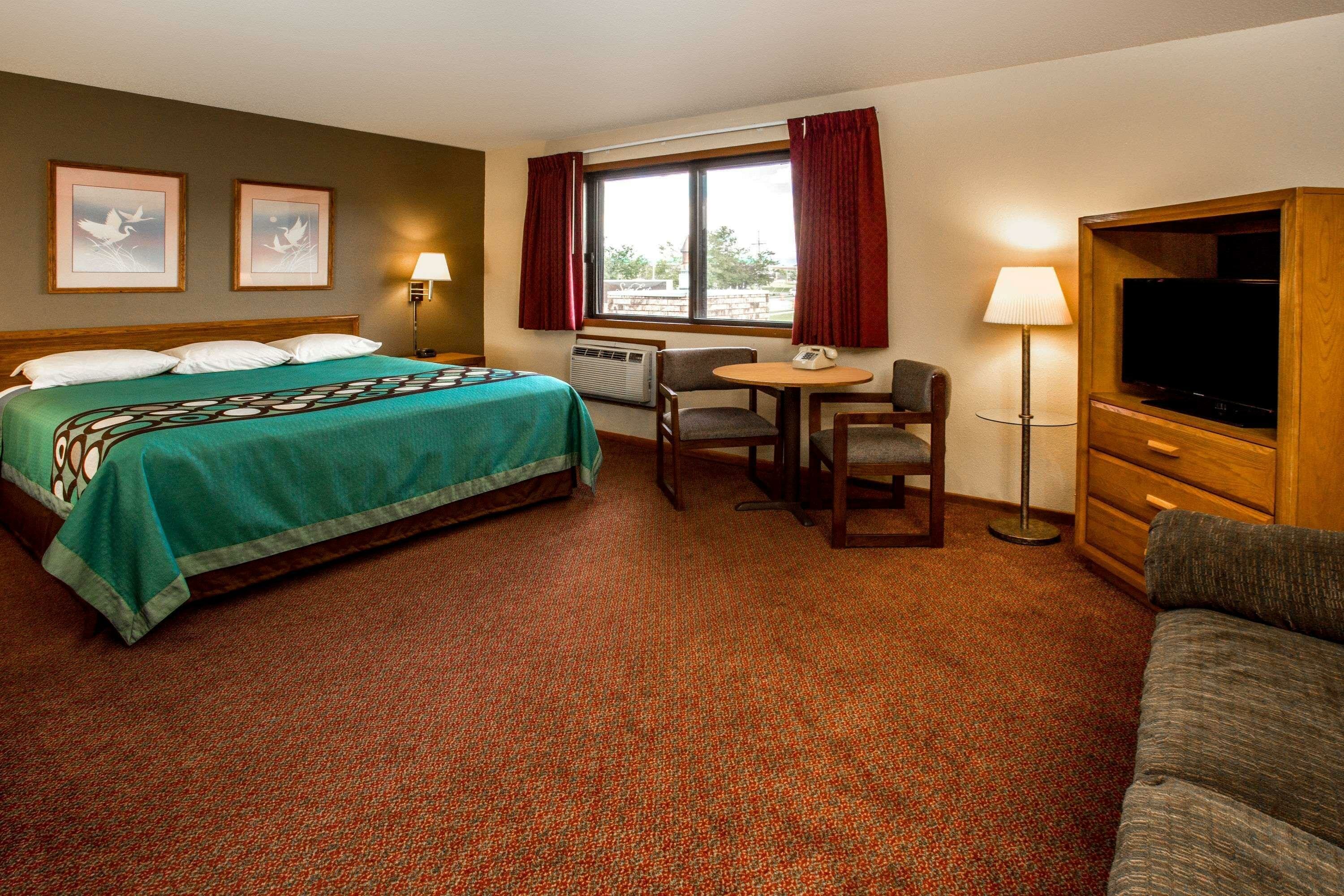 Фото Super 8 by Wyndham Hartford WI