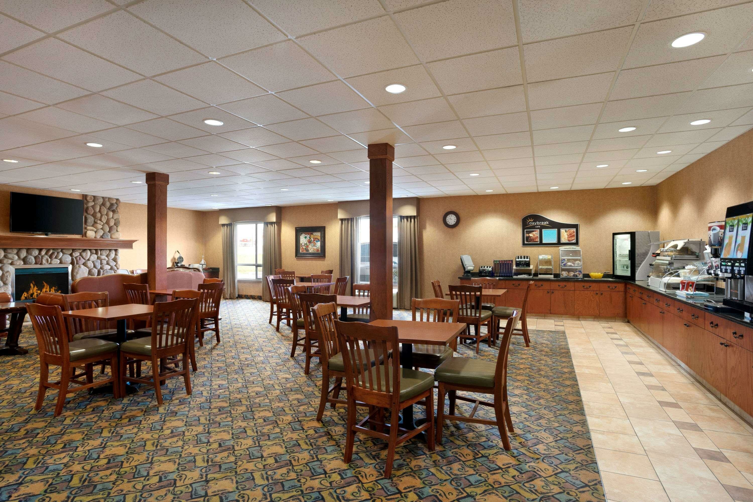Фото Days Inn & Suites by Wyndham Strathmore