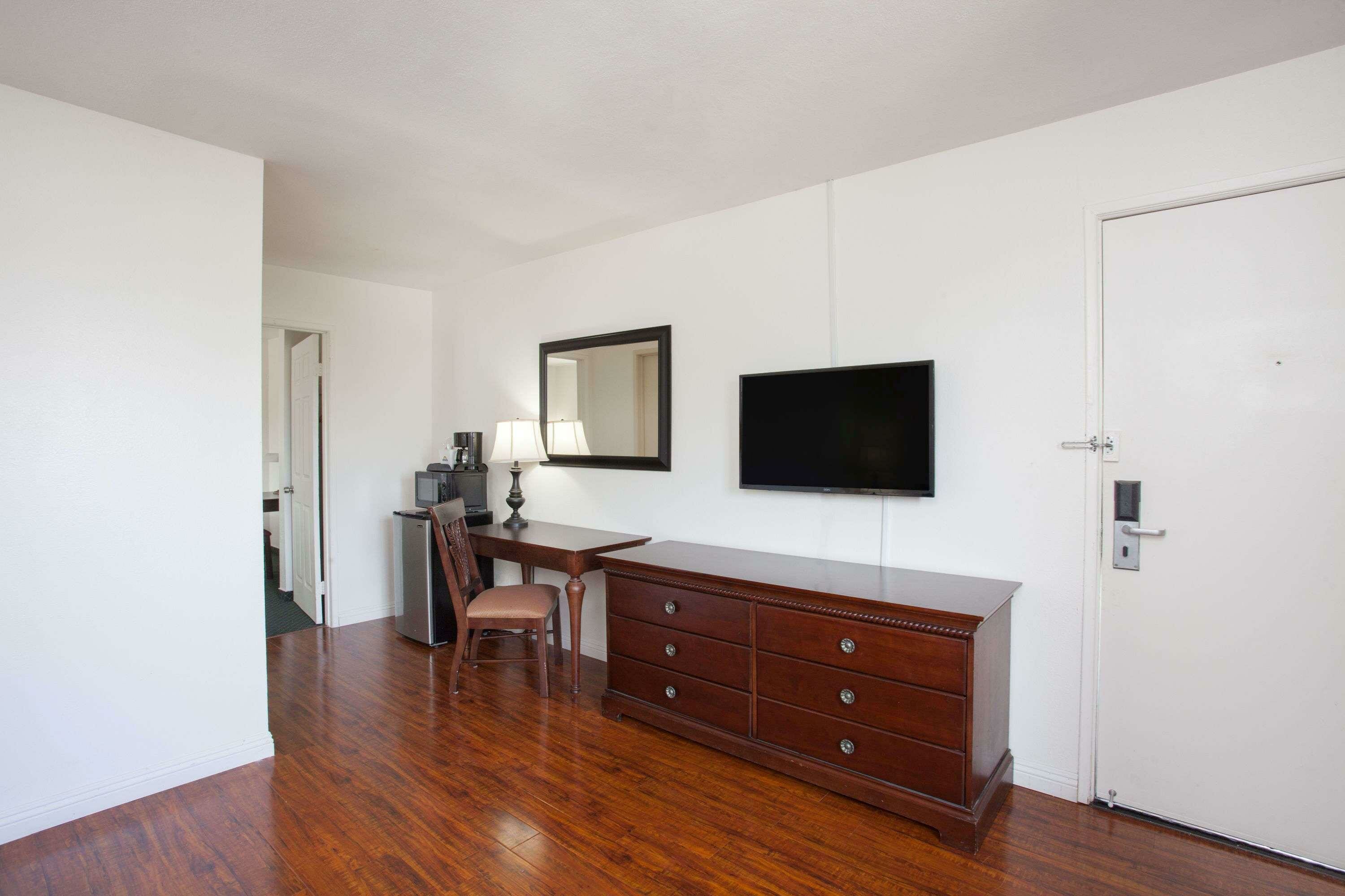 Фото Days Inn by Wyndham Orange Anaheim