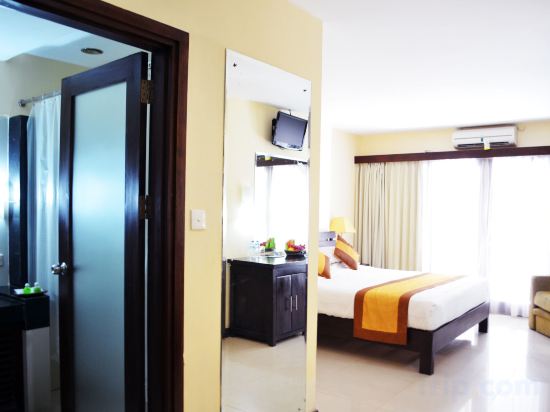 Фото Nirmala Hotel and Convention Centre