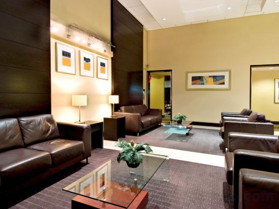 Фото Holiday Inn Express & Suites Surrey, an Ihg Hotel