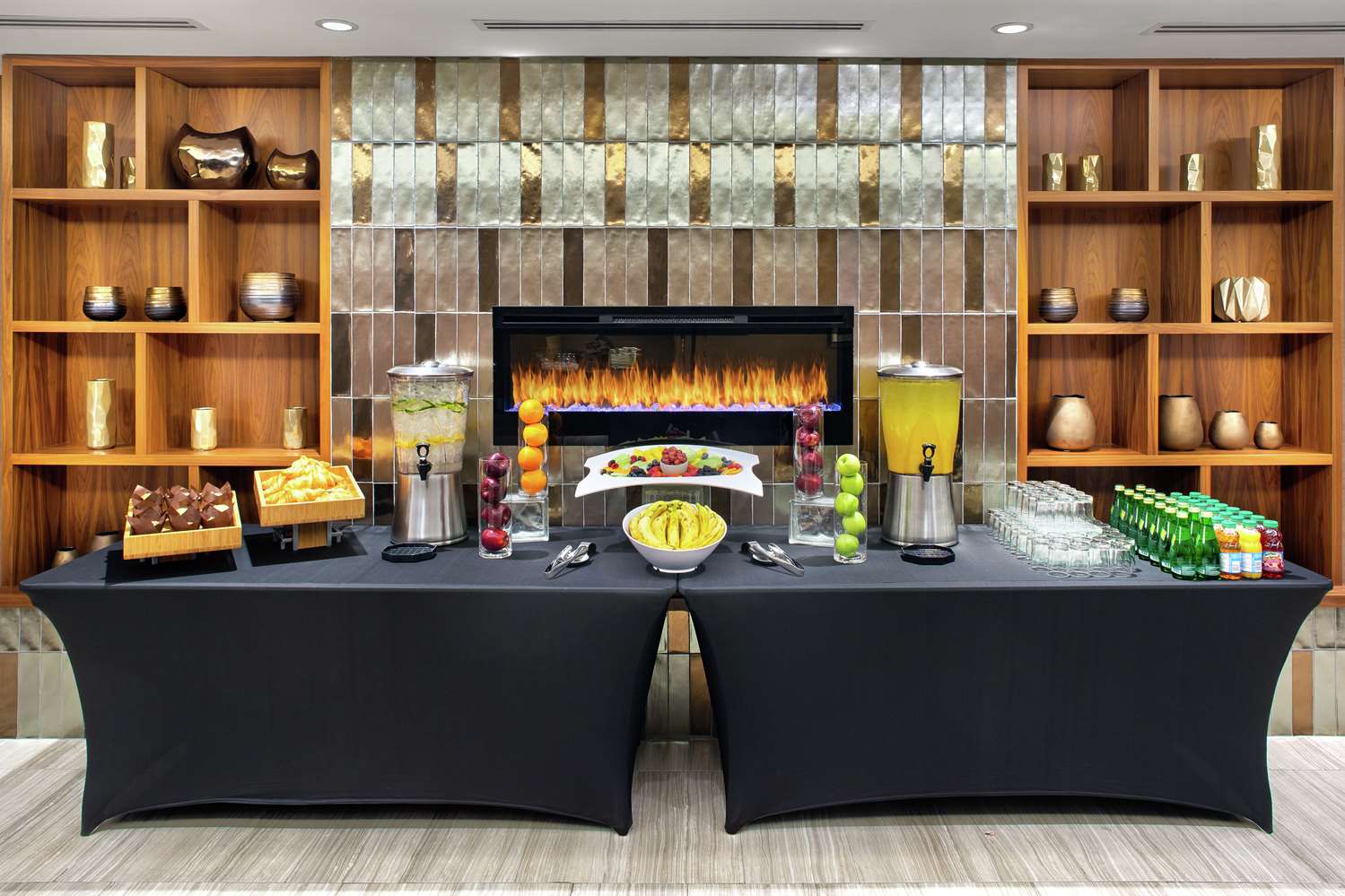 Фото DoubleTree by Hilton Toronto Airport