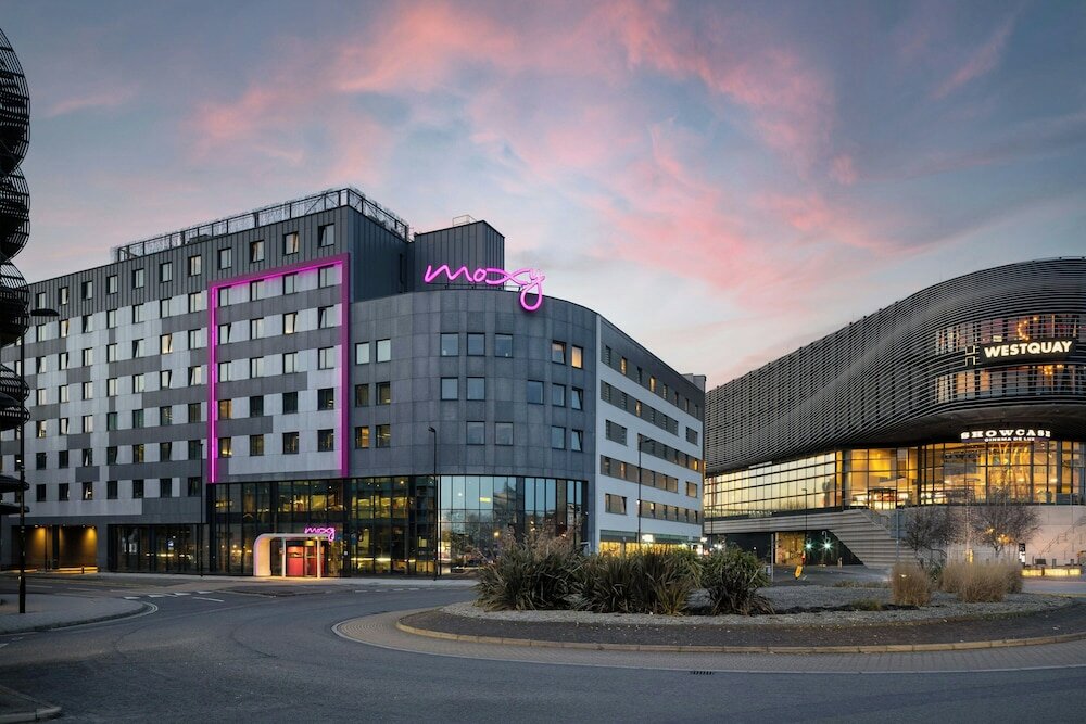 Фото Moxy Southampton