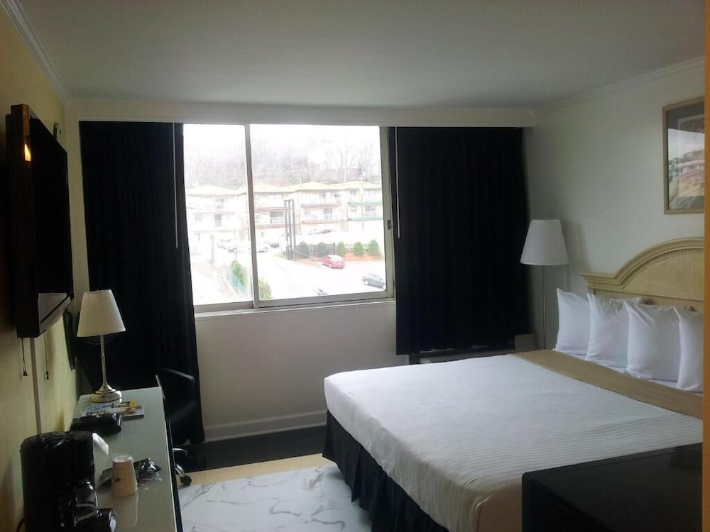 Фото Ramada by Wyndham North Bergen