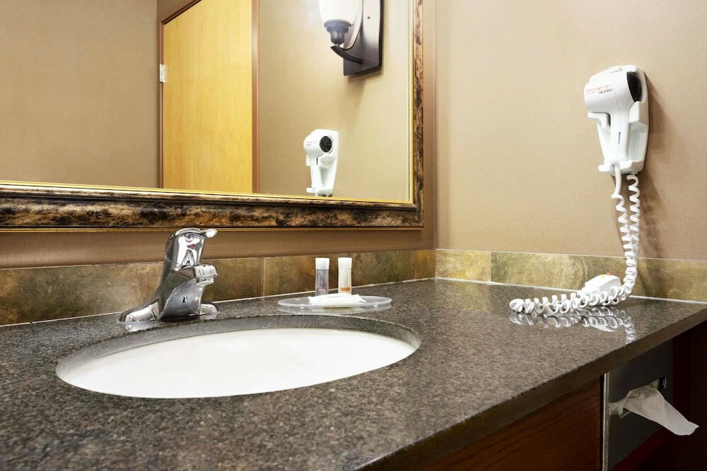 Фото Days Inn & Suites by Wyndham Strathmore