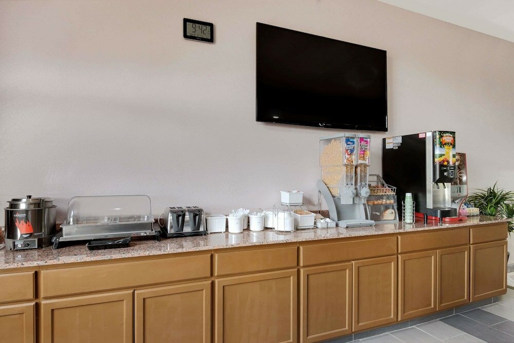 Фото Super 8 by Wyndham Kansas City