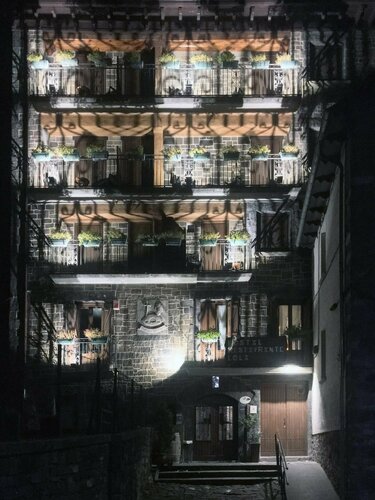 Гостиница Hostal Lola в Олороне-Сенте-Мари
