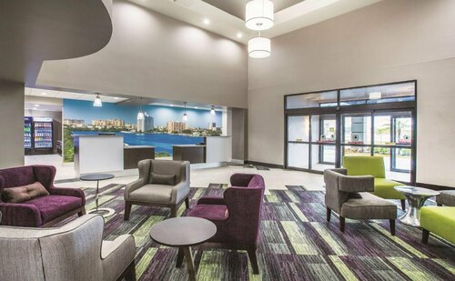 Гостиница La Quinta Inn & Suites by Wyndham Clearwater South в Пинелас Парк