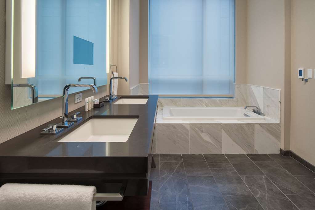 Фото Embassy Suites by Hilton Seattle Downtown Pioneer Square