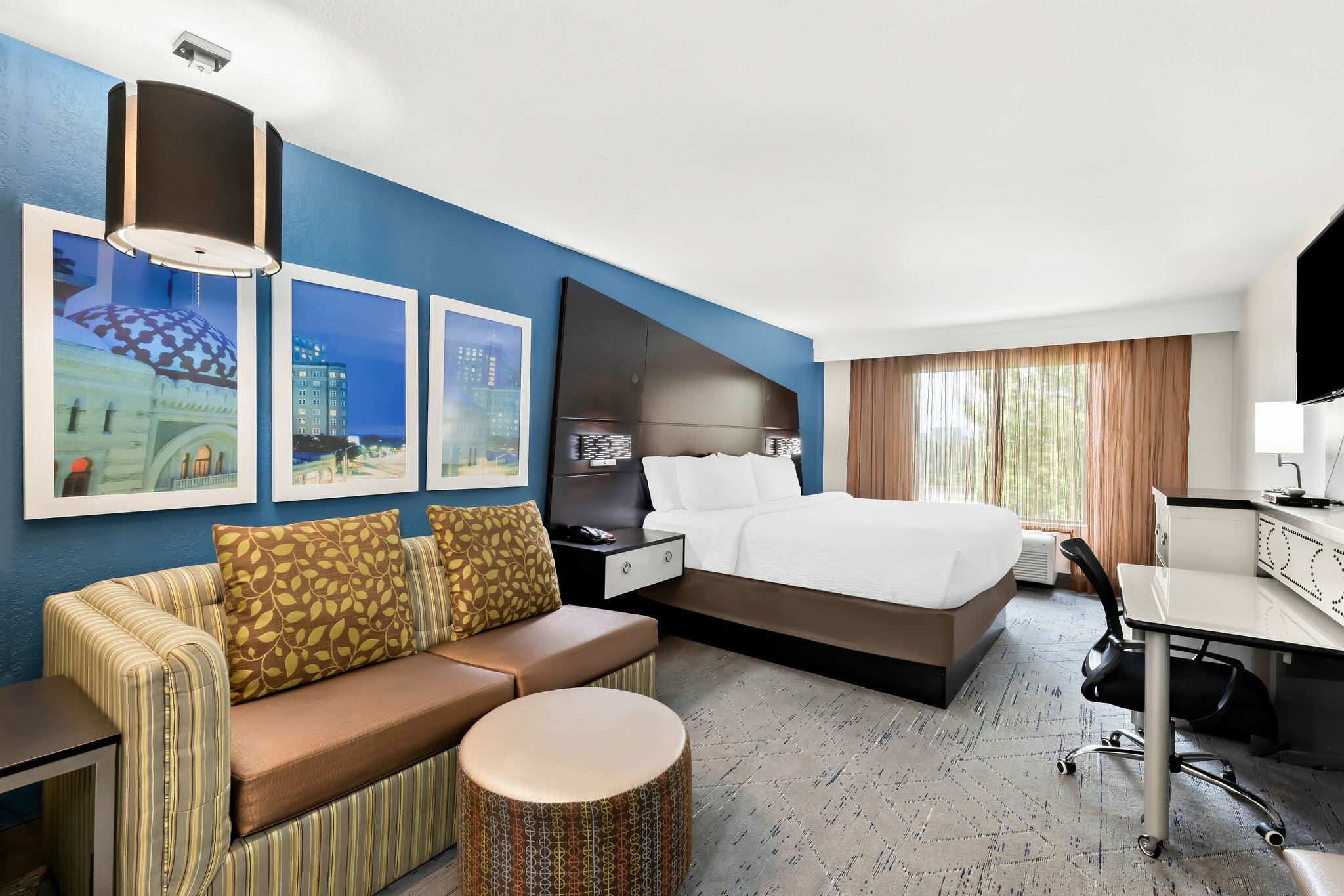 Фото Holiday Inn Express Atlanta Galleria - Ballpark Area, an Ihg Hotel