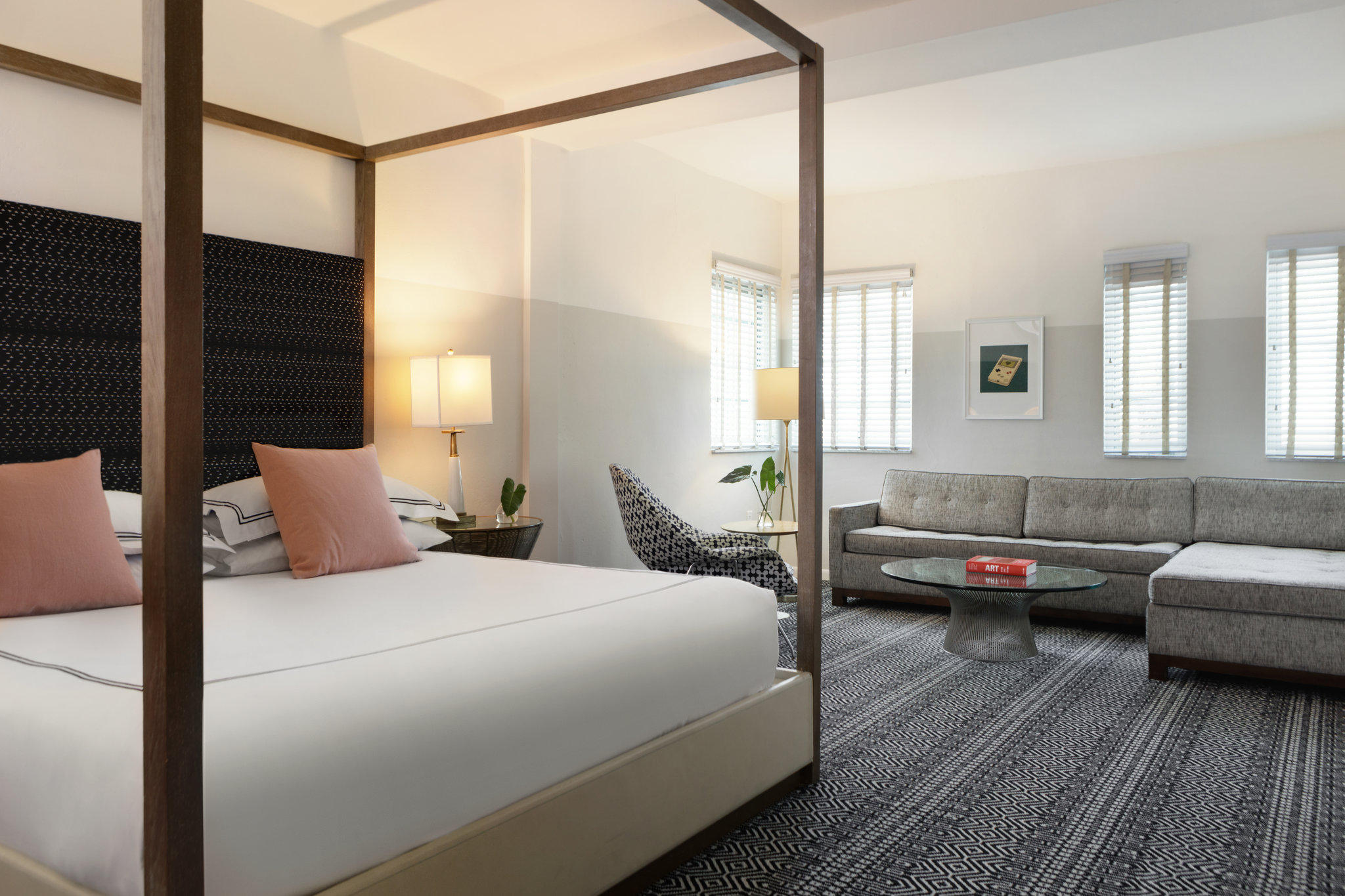 Фото Kimpton Surfcomber Hotel, an Ihg Hotel