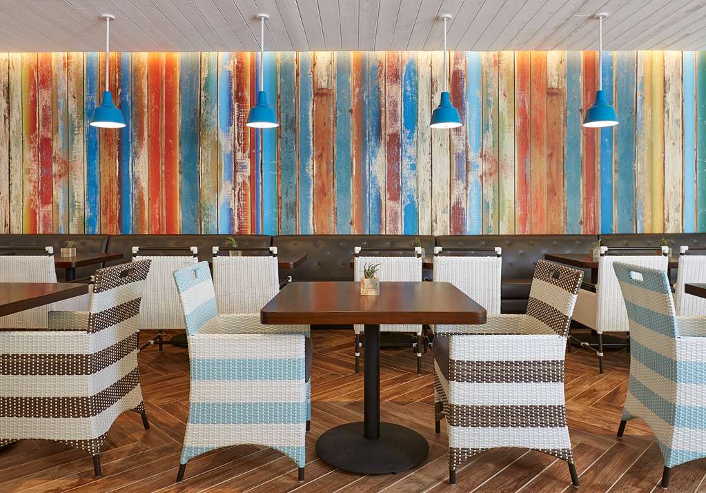 Фото The Waterfront Beach Resort, A Hilton Hotel