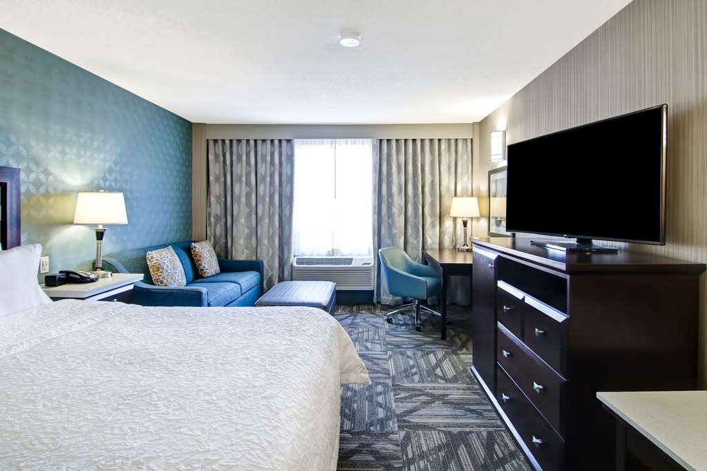 Фото Hampton Inn & Suites by Hilton Calgary Airport
