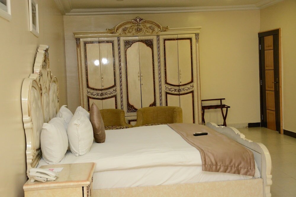 Фото Warri Wetland Hotel
