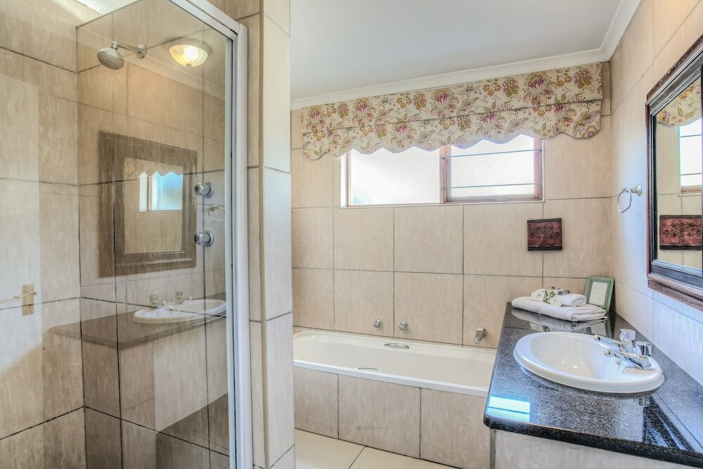 Фото Sunninghill Guest Lodge