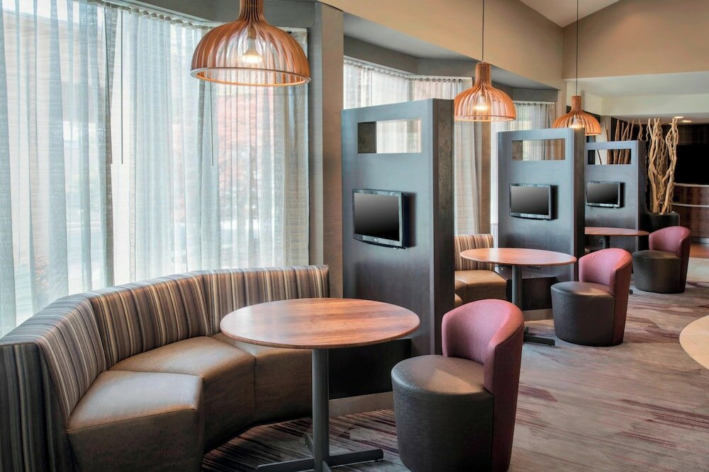 Фото Courtyard by Marriott Newark Liberty International Airport
