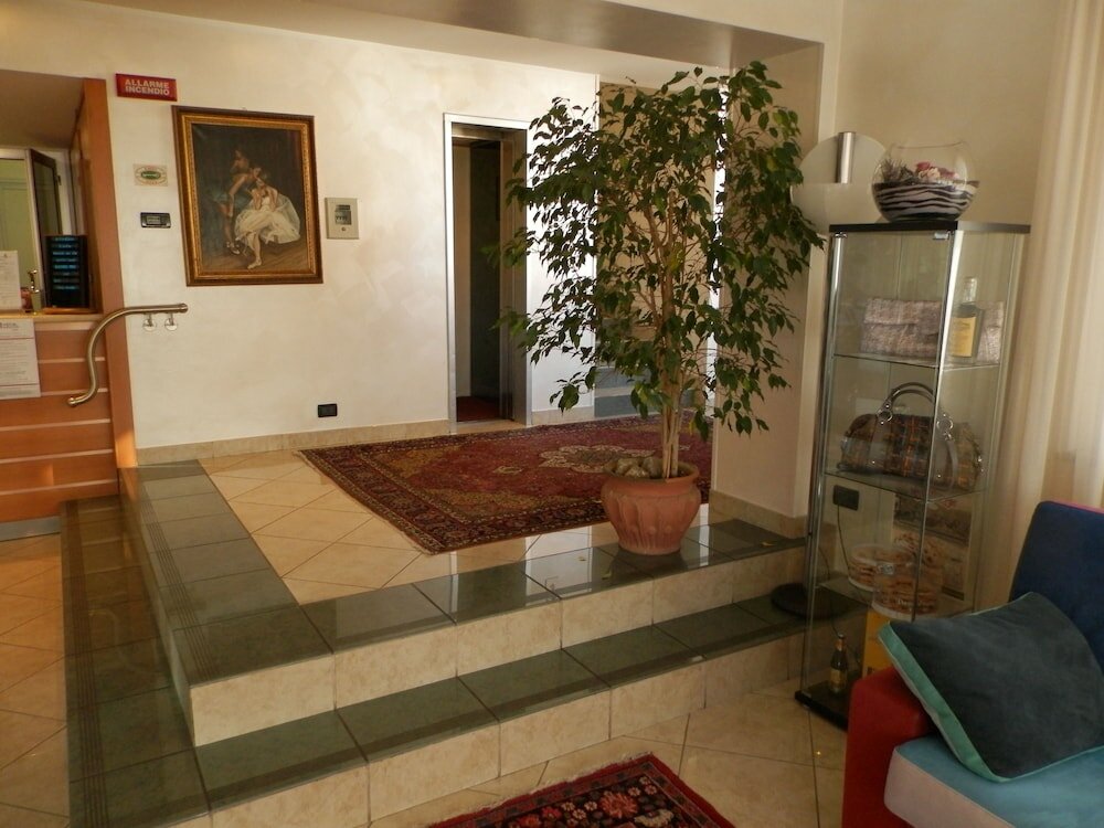 Фото Augustus Hotel