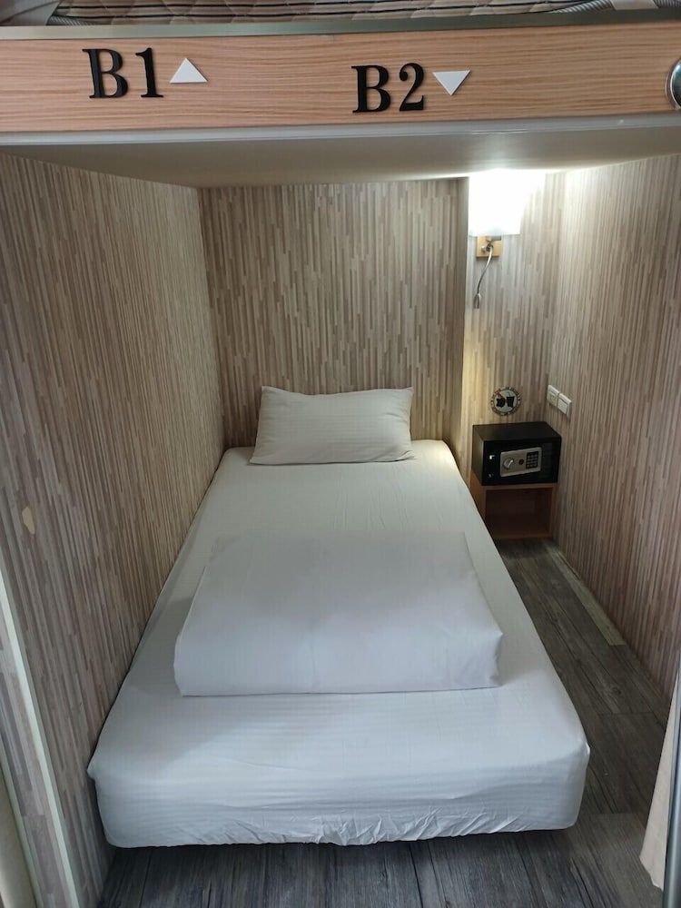 Фото Old Door Hostel & Bar