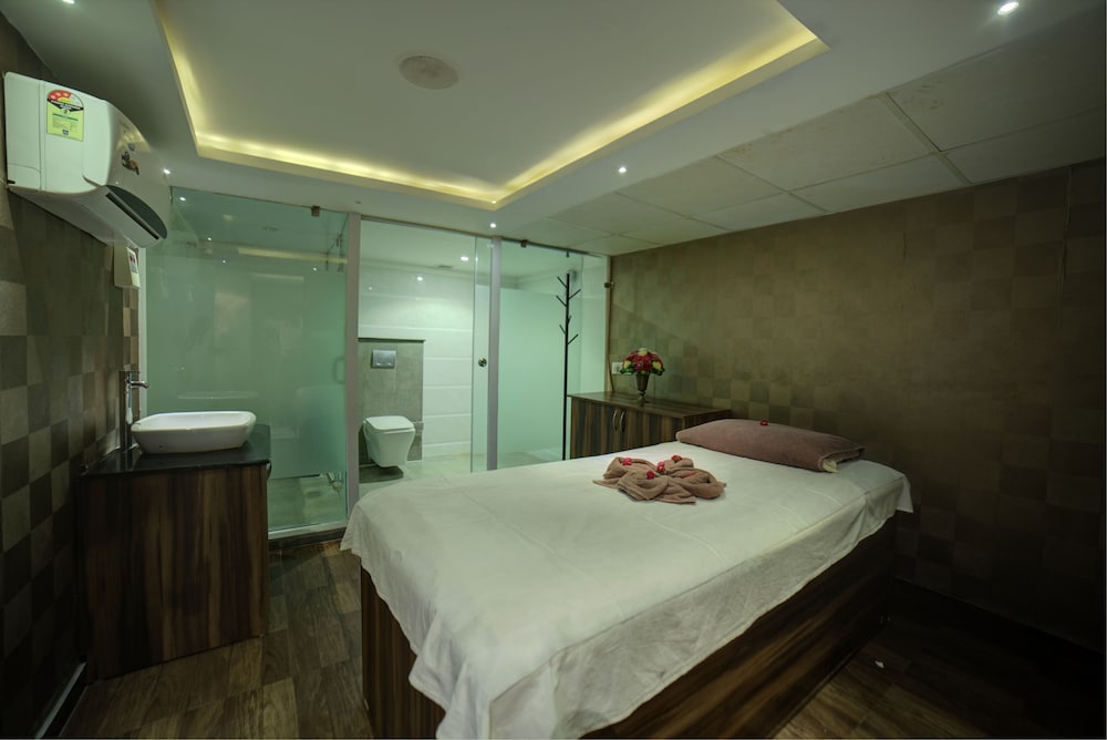 Фото Goldfinch Hotel Mangalore