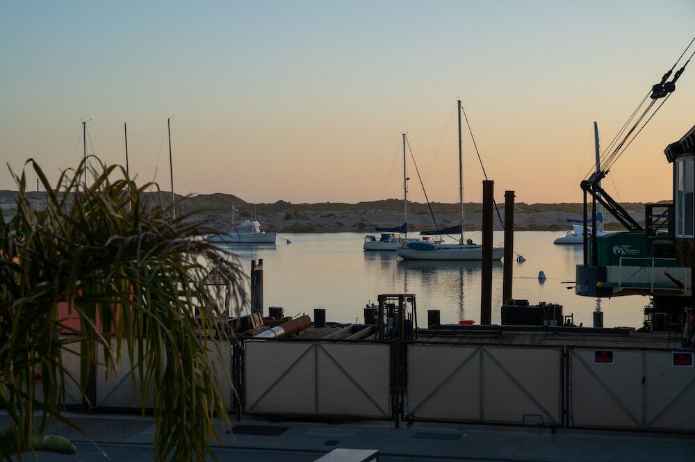 Фото 456 Embarcadero Inn & Suites