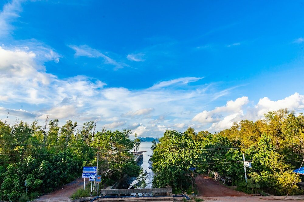 Фото Tonmai Suites