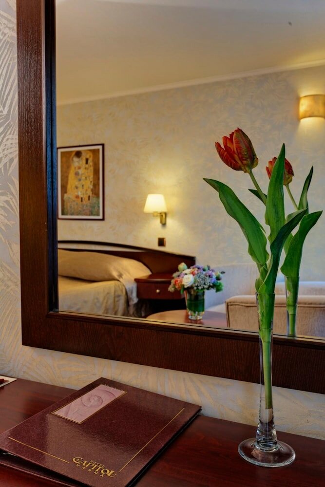 Фото Hotel Capitol