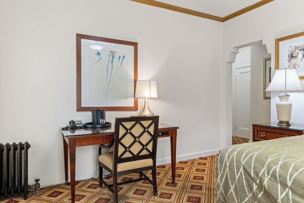 Фото Embassy Hotel