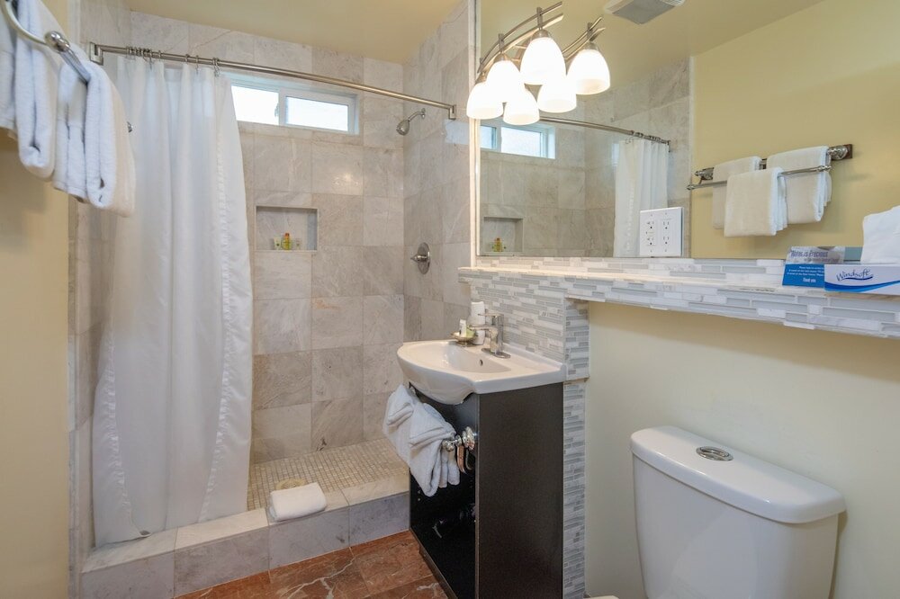 Фото Vendange Carmel Inn & Suites