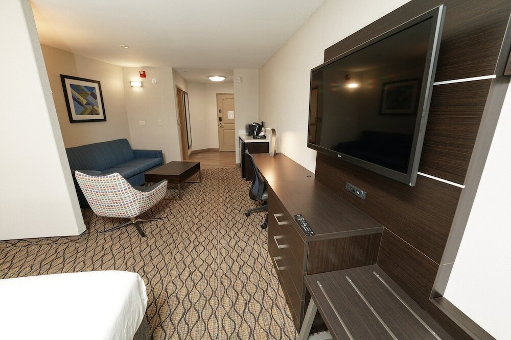 Фото Holiday Inn Express and Suites Springfield Medical District, an Ihg Hotel