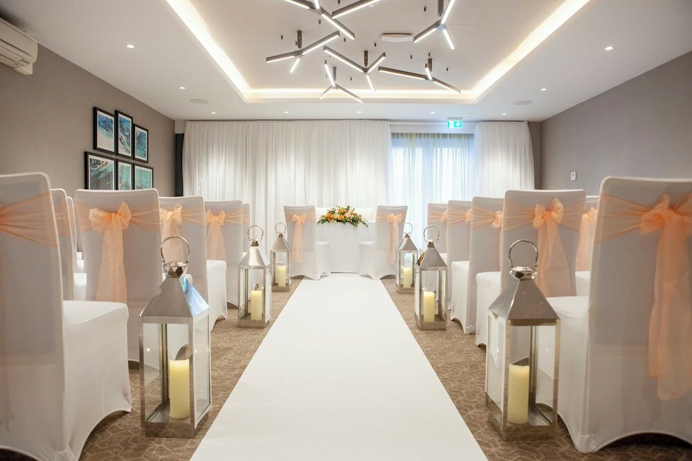 Фото Holiday Inn London Gatwick Worth