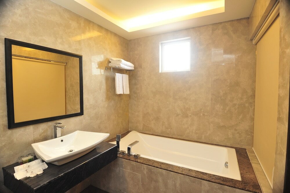 Фото Hallmark Crown Hotel