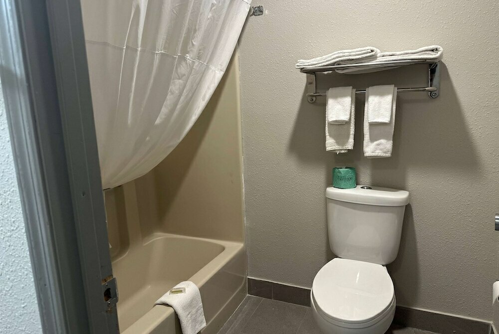 Фото Days Inn by Wyndham Huntington