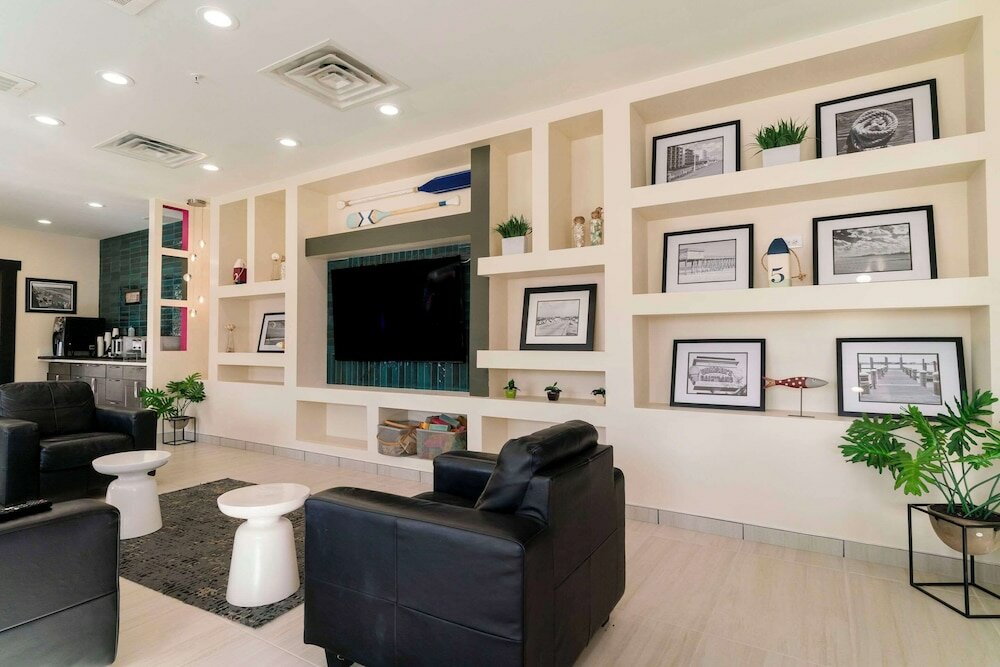 Фото Gateway Hotel & Suites, Ascend Hotel Collection