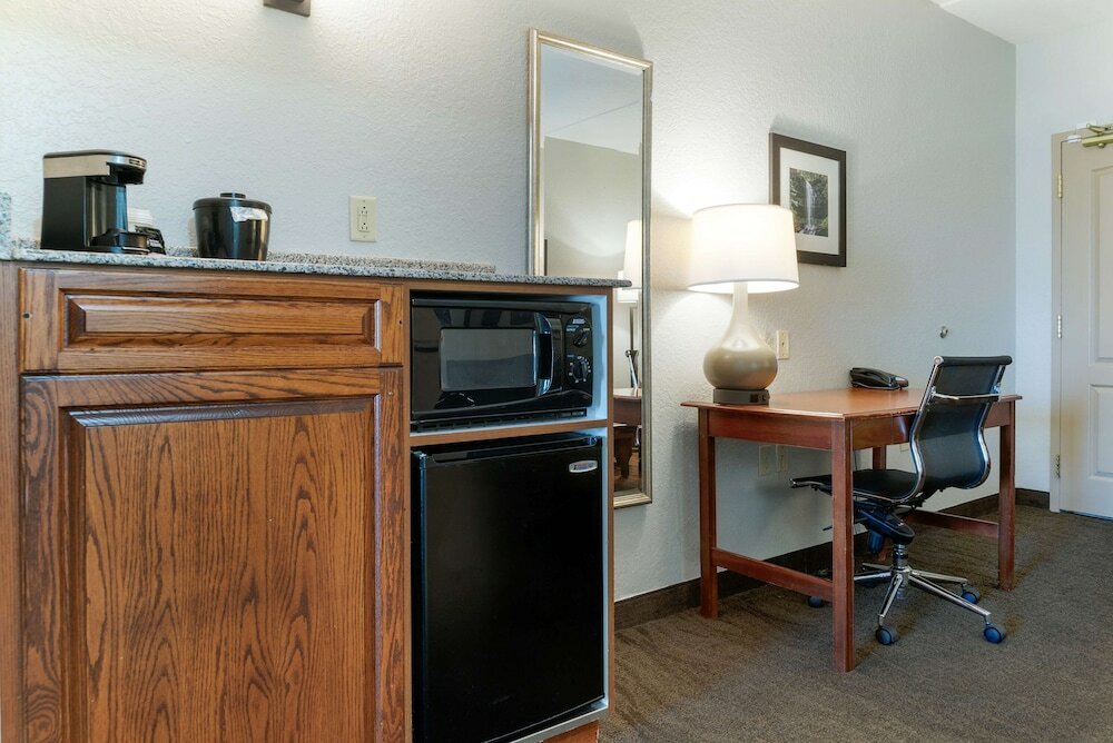 Фото Best Western Executive Inn & Suites