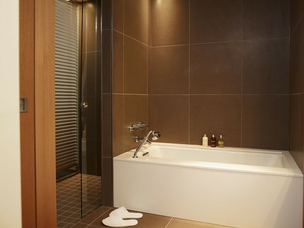 Фото Le Germain Hotel Maple Leaf Square